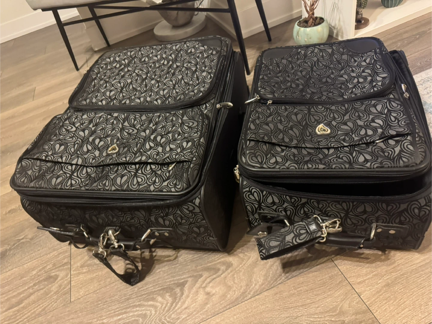 Set of 2 Black Heart Pattern Luggage Bags - photo 2