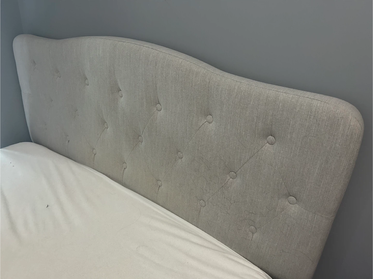 tufted upholstered headboard with a curved top - photo 4