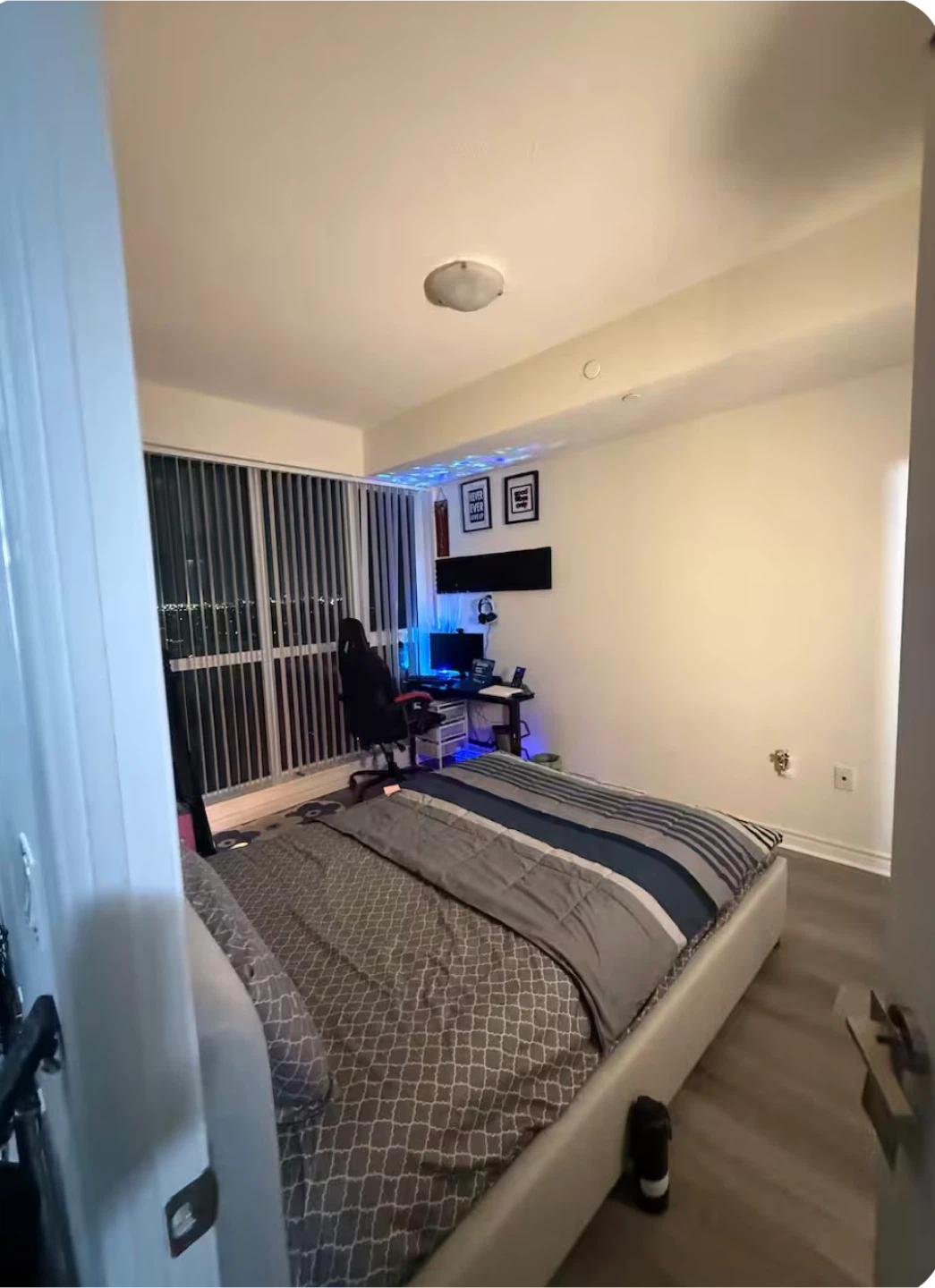 Master bedroom with attached washroom - photo 2