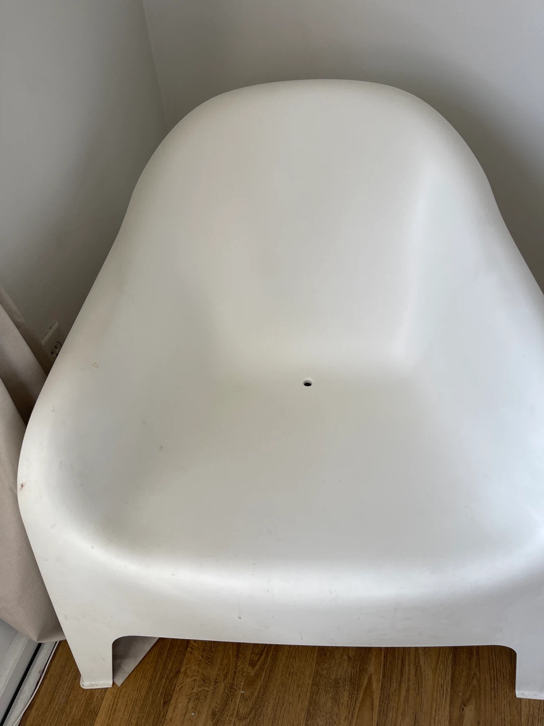 White Plastic Lounge Chairs (Set of 2) - photo 2