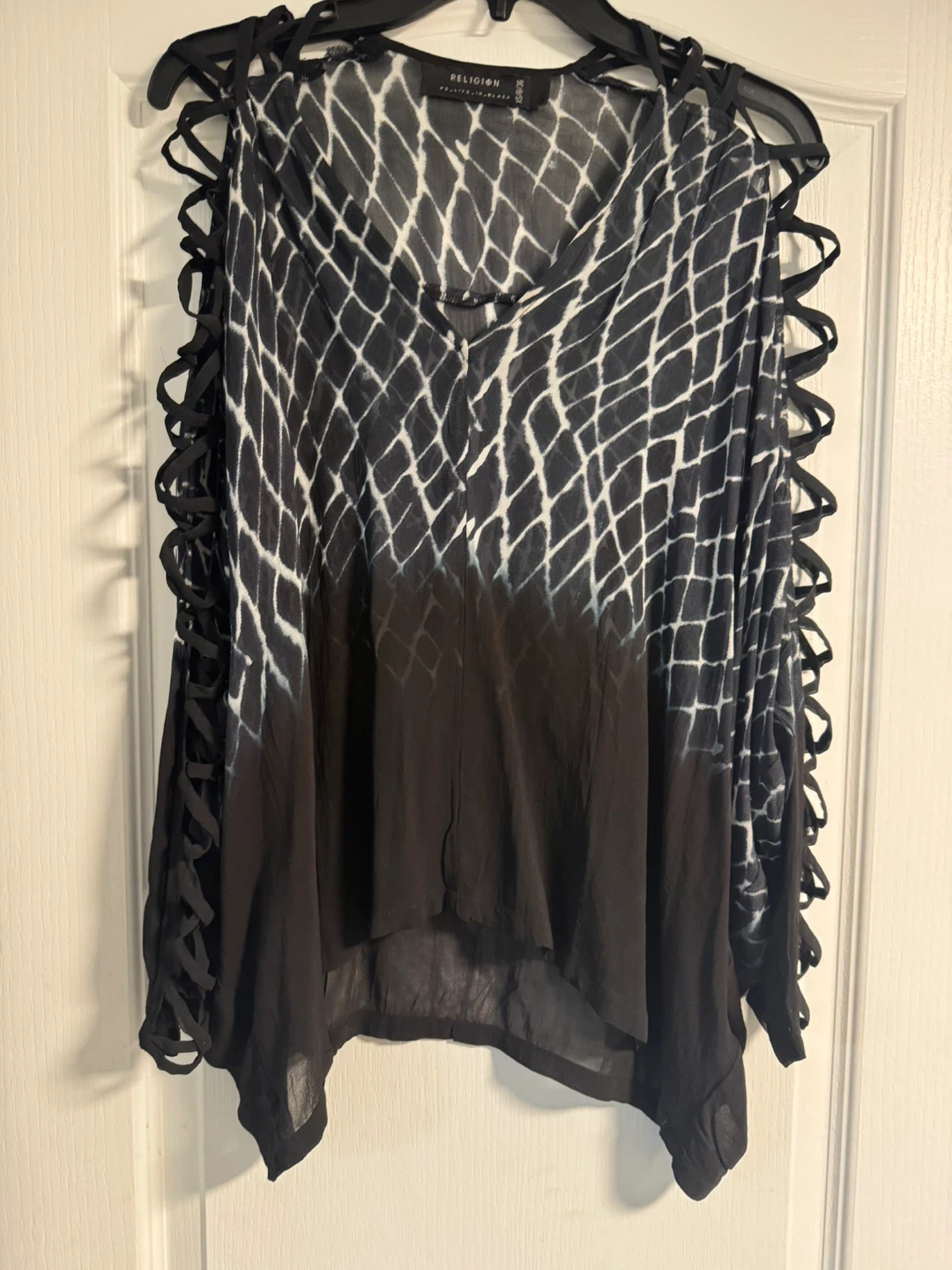 RELIGION Black & White Tie-Dye Cold Shoulder Top XS/8/36