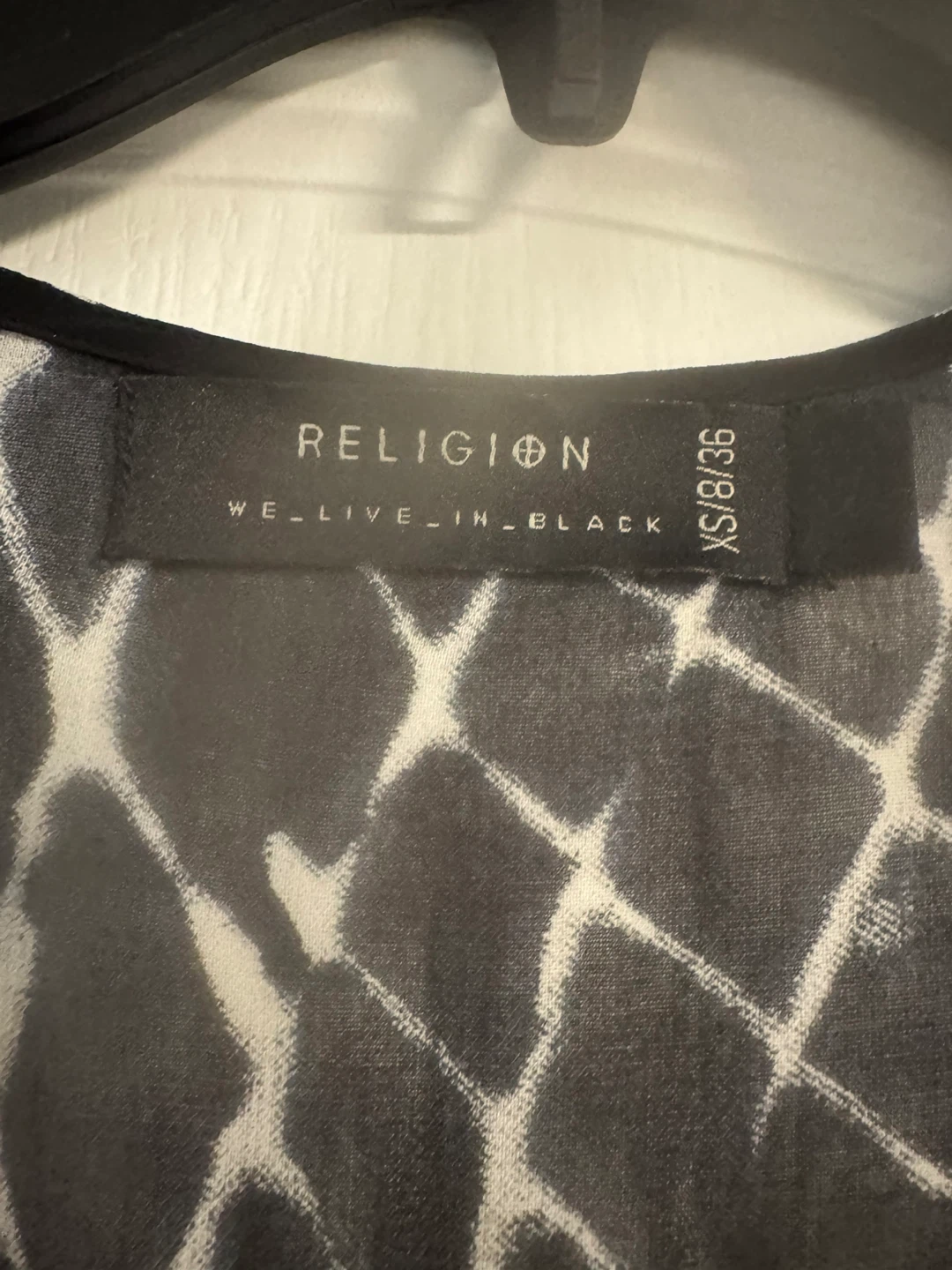 RELIGION Black & White Tie-Dye Cold Shoulder Top XS/8/36 - photo 4