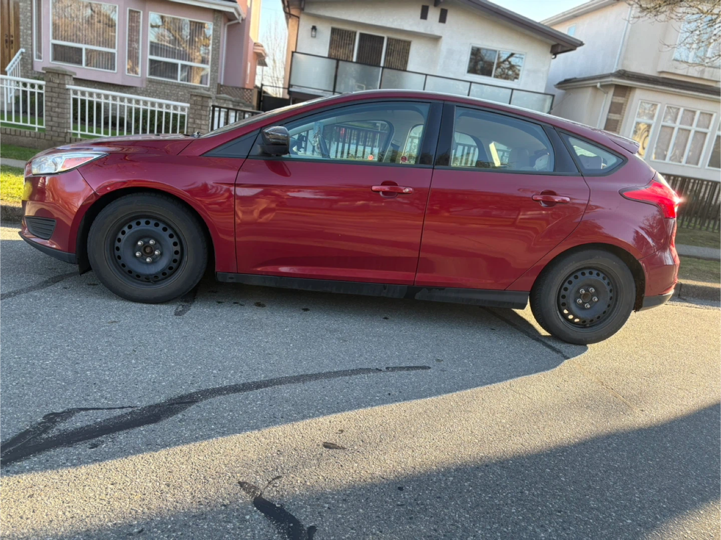 Red Ford Focus Sedan - photo 2