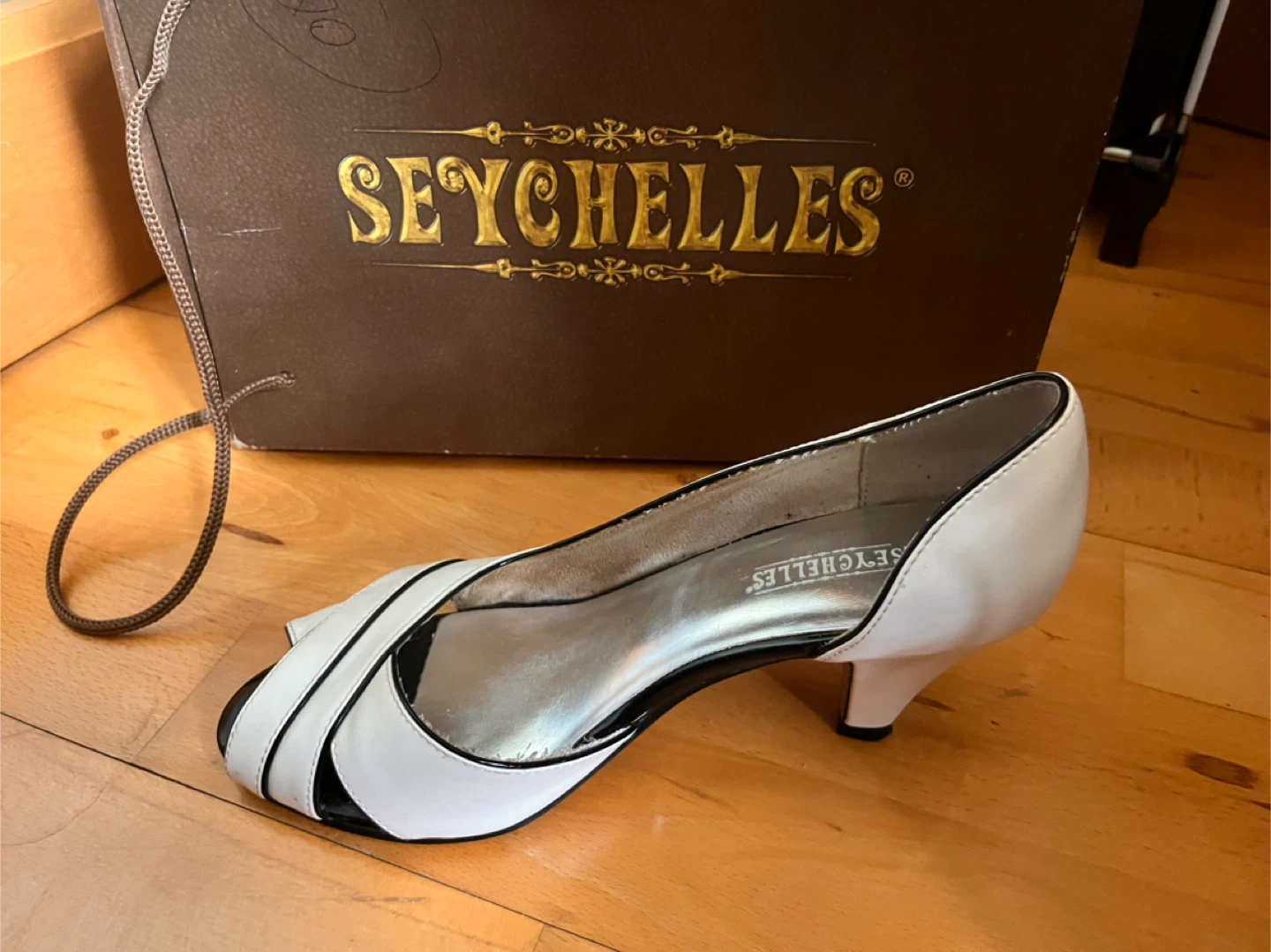 Seychelles Women's White & Black Heels Size 6.5 - photo 2