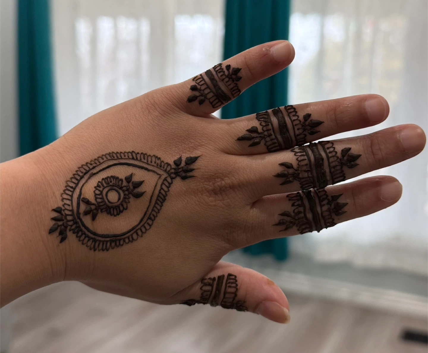 Henna service available-Hamilton area - photo 3