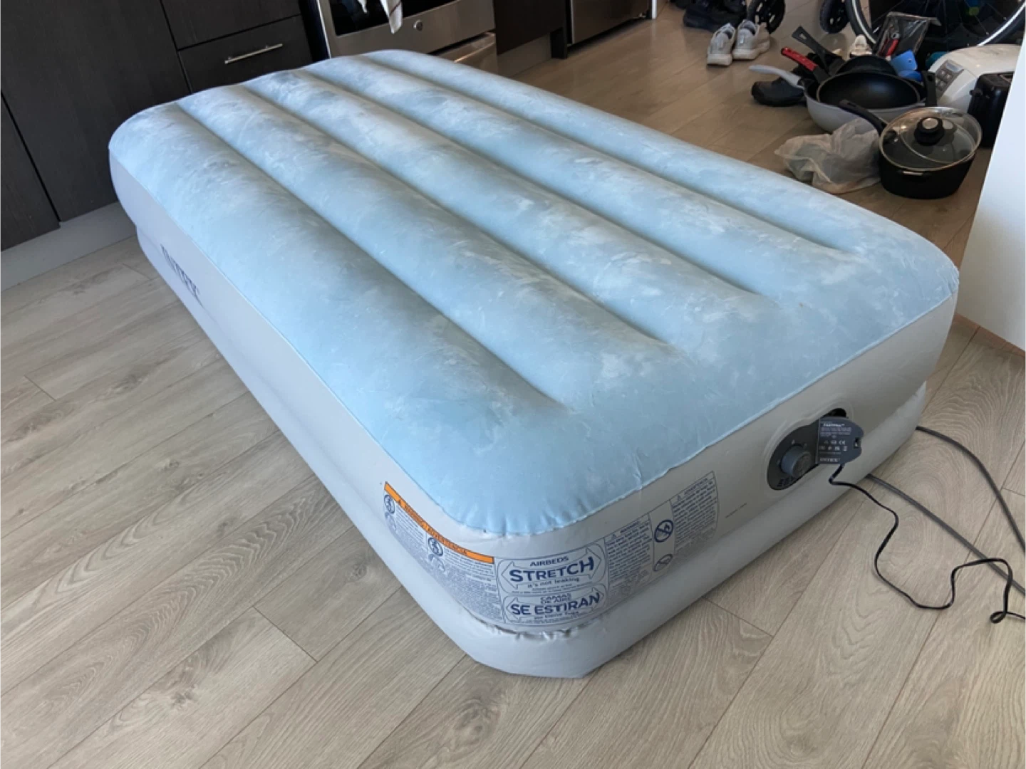 Twin size air mattress self inflating
