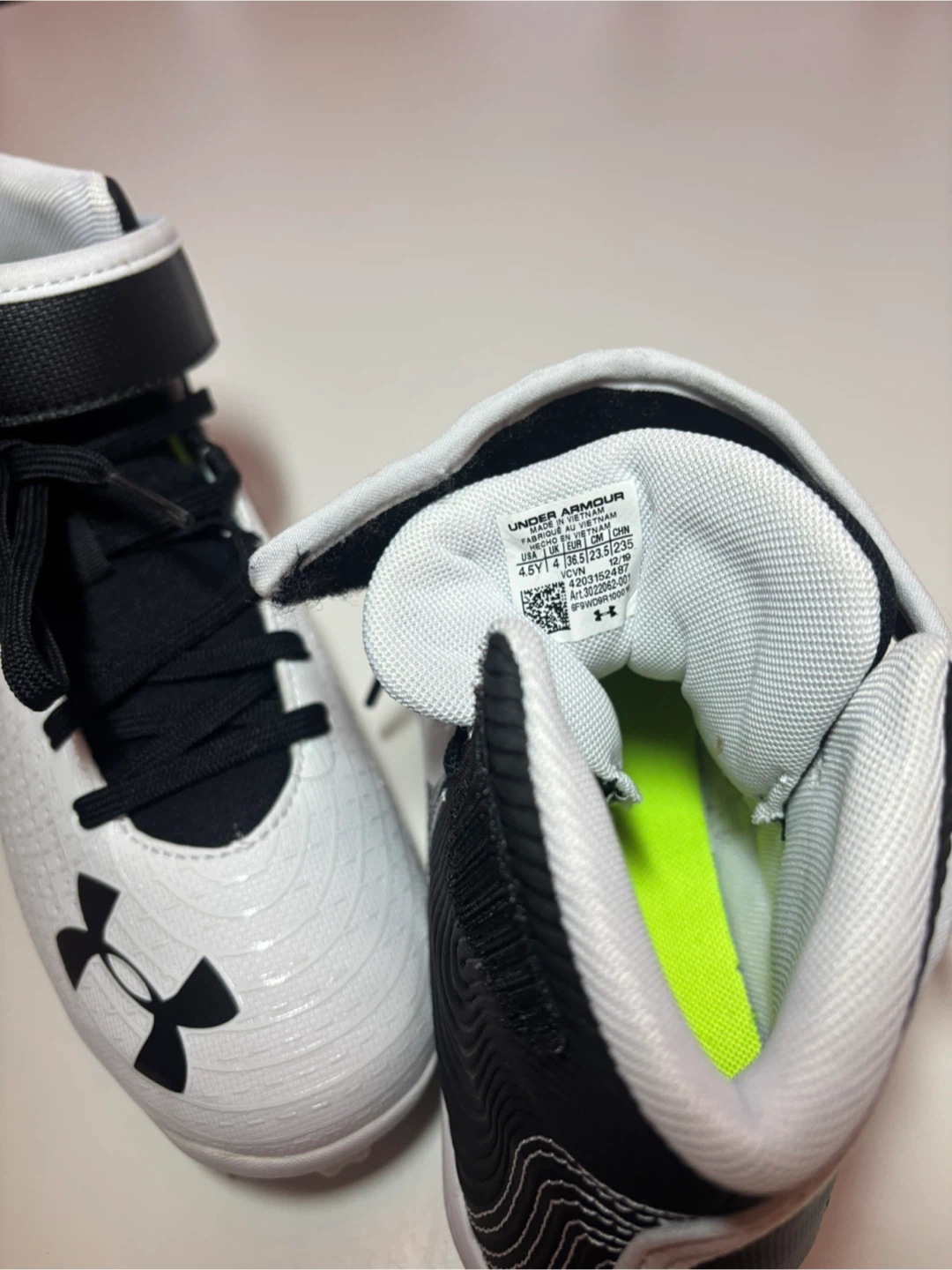 Under Armour Youth Football Cleats Size 4.5Y - photo 2