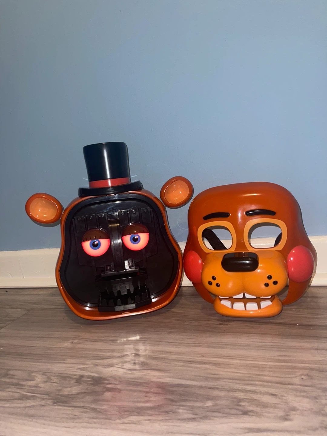 FNAF 2 Freddy Fazbear Popcorn Bucket – Lights Up & Wearable - photo 3