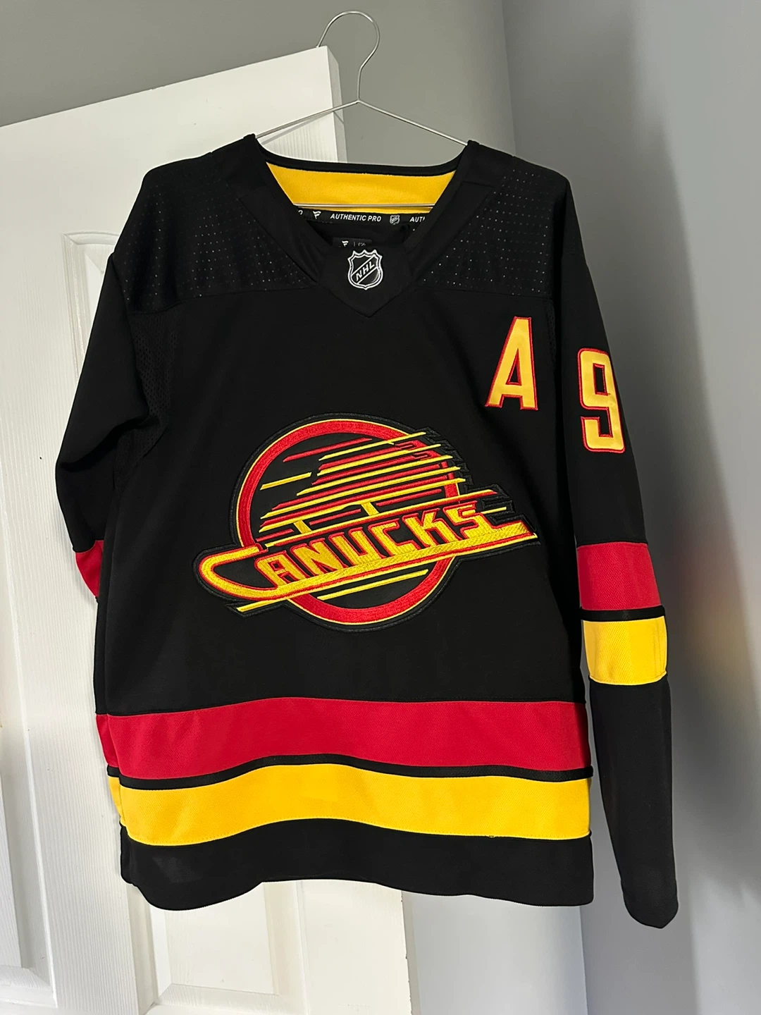 Vancouver Canucks Miller #9 Replica Pro Jersey Size 46