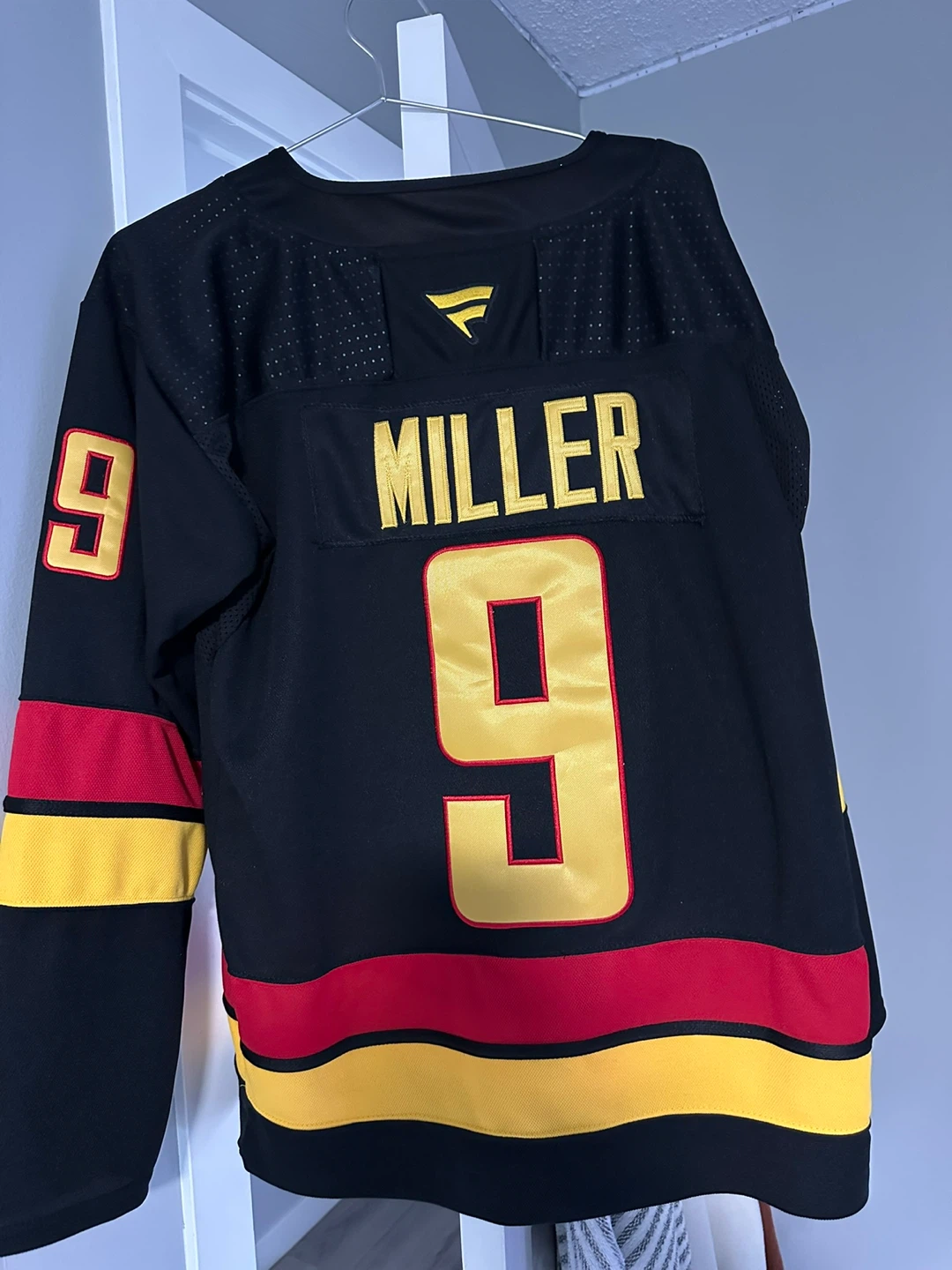 Vancouver Canucks Miller #9 Replica Pro Jersey Size 46 - photo 2