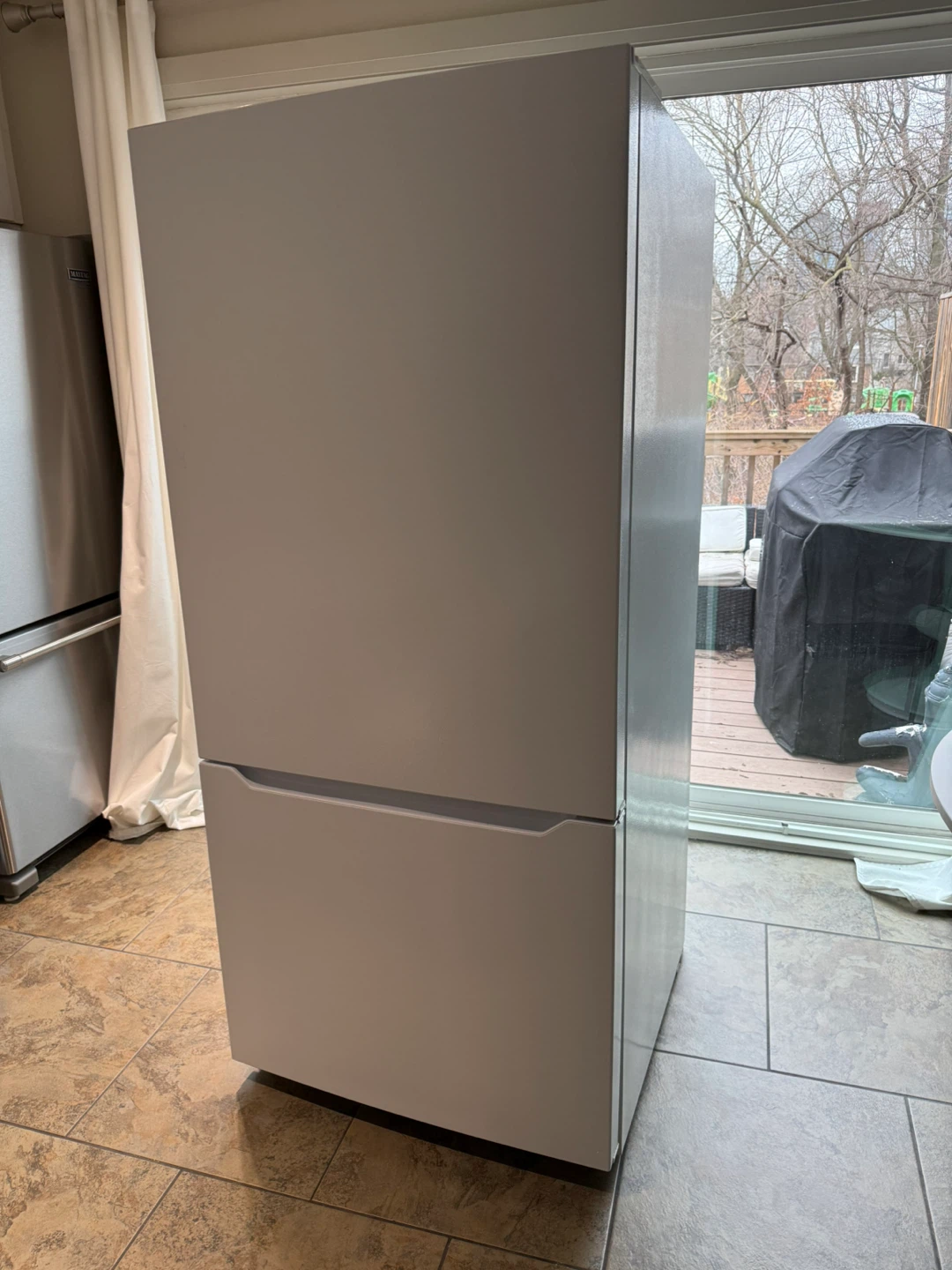 Insignia 18.6 cu ft White Fridge - 30” Great Value!
