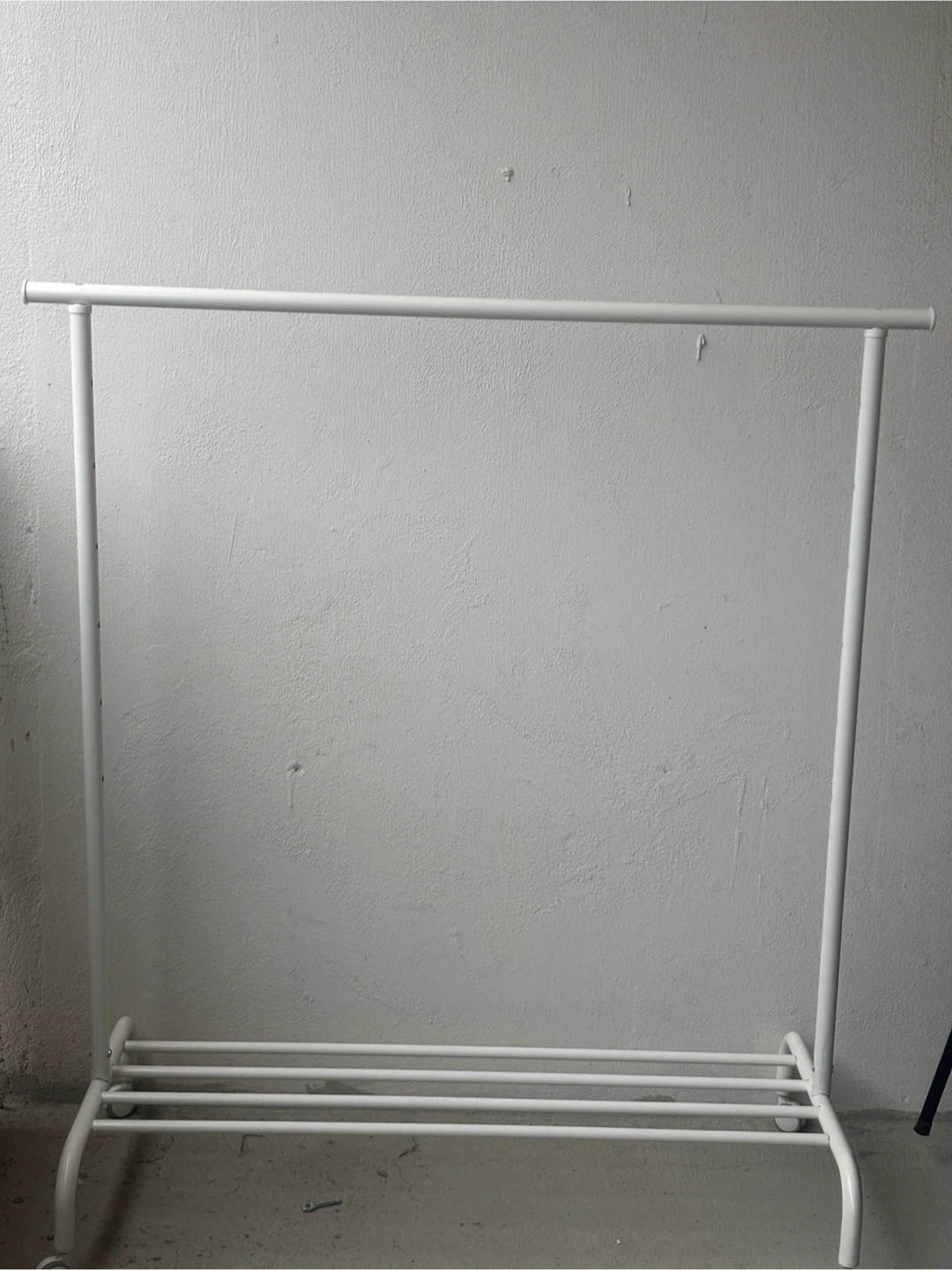 White movable clothing rack with shelf at bottom - photo 2