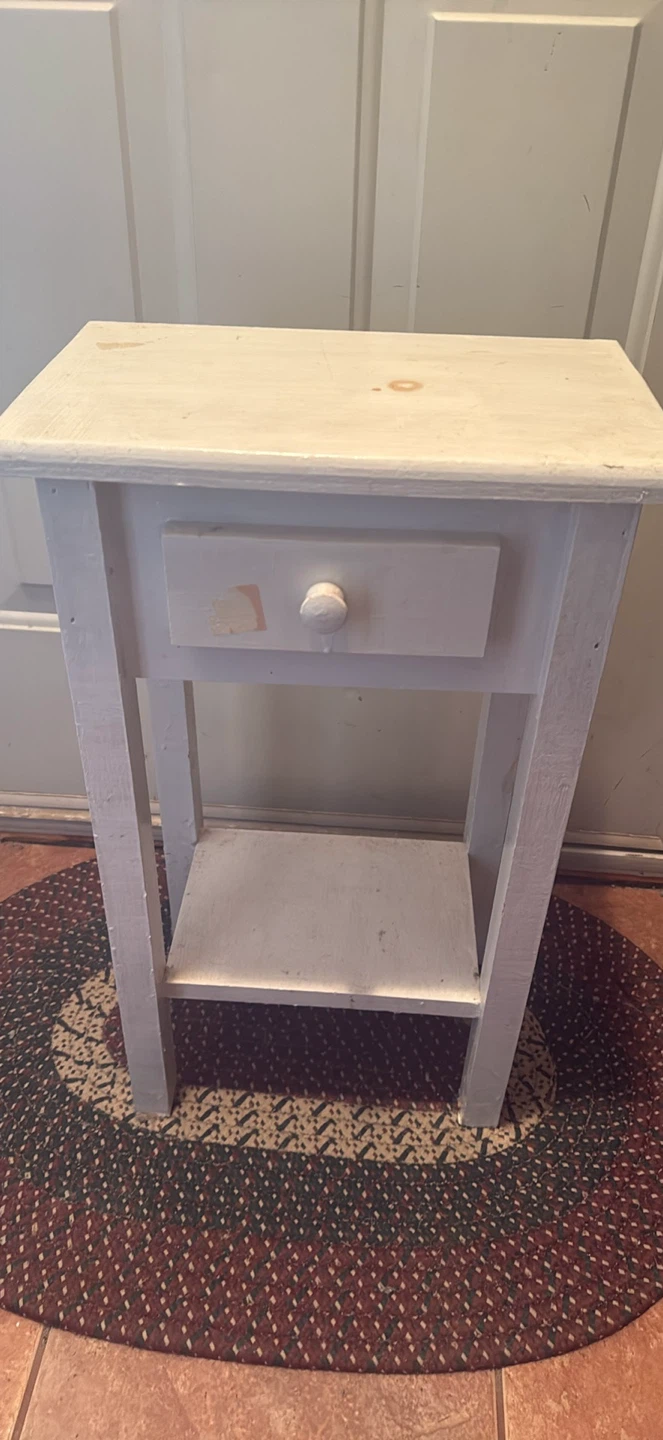 White Wooden Nightstand with Drawer doesn’t open