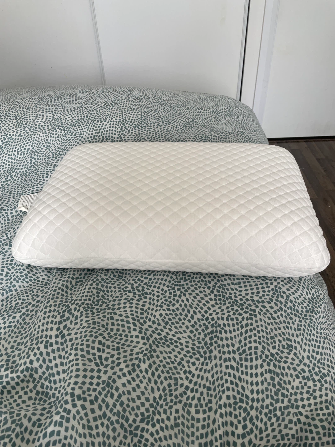 Memory foam pillow