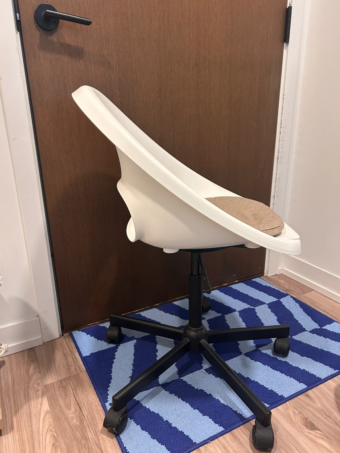 White Swivel Office Chair with Tan Cushion - photo 5