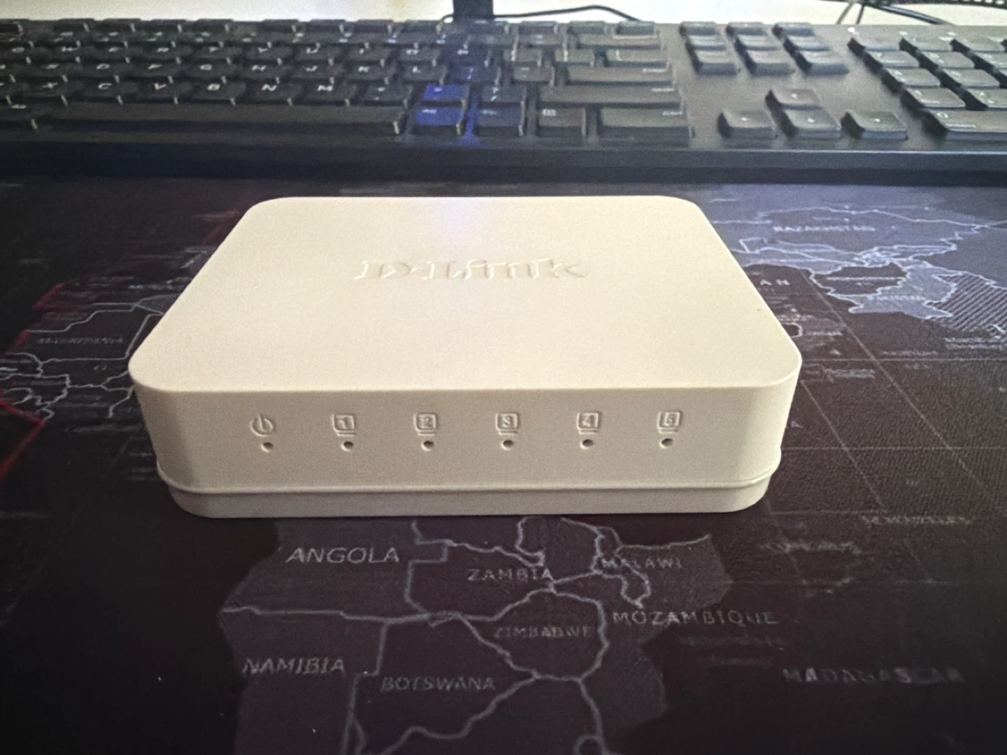 D-Link 5-Port Unmanaged Desktop Gigabit Ethernet Switch - photo 2