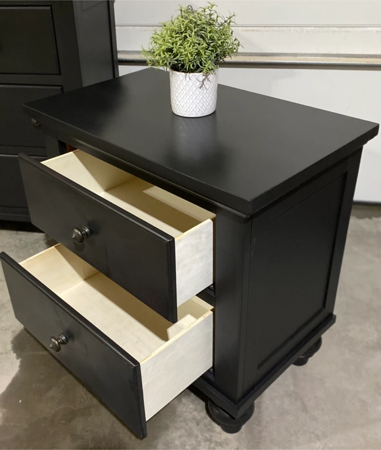 Hardwood Bedroom Set Dresser& King Nightstands - photo 4