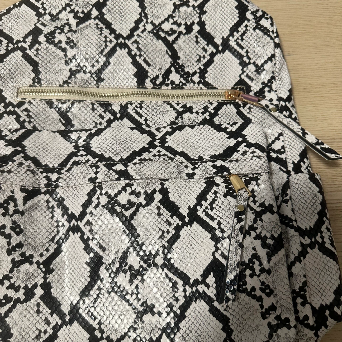 NWOT Snakeskin Faux Leather Backpack Womens Purse w/ Zipper - photo 4
