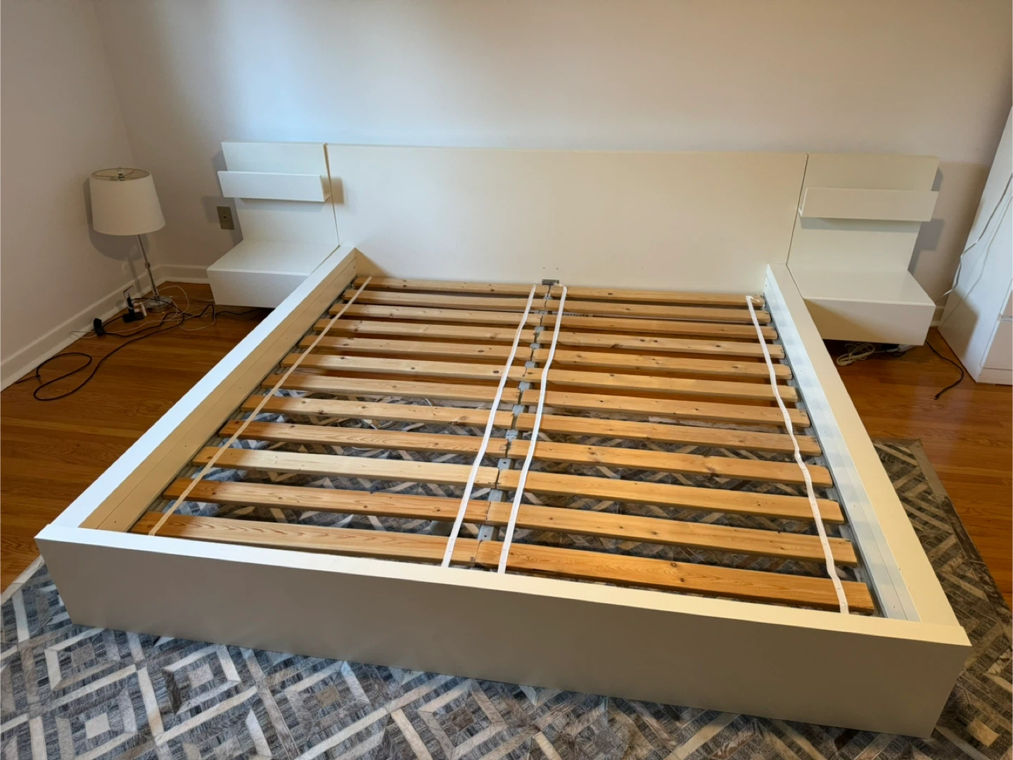 King bed frame + nightstands + Tempur-pedic mattress - photo 4