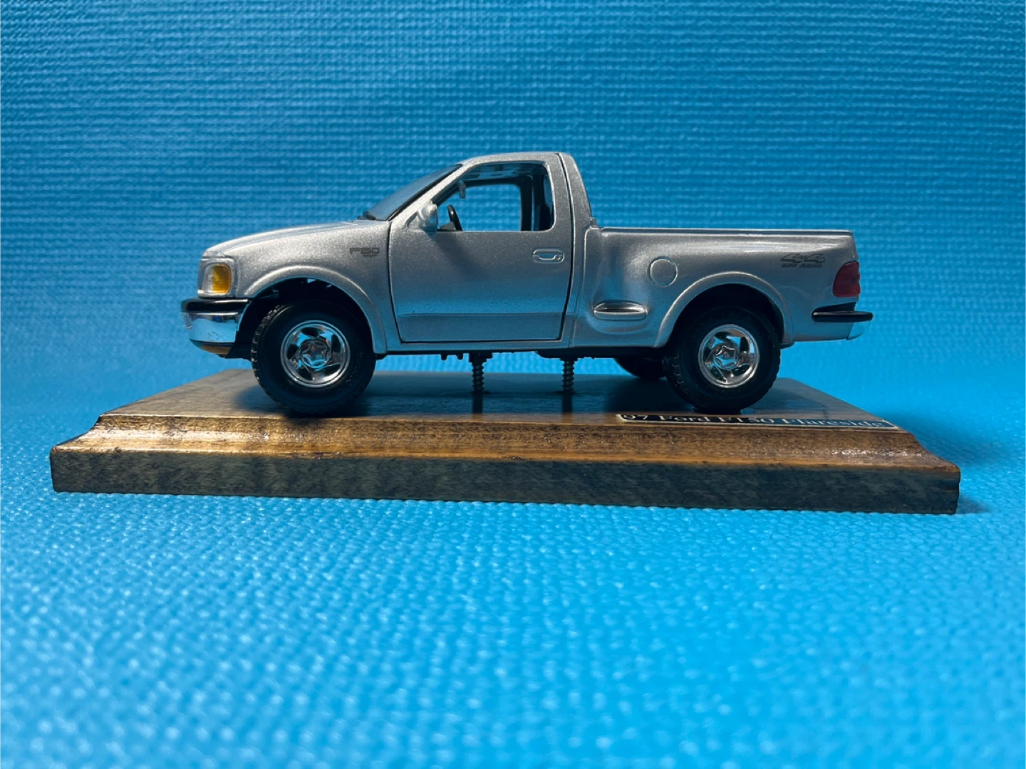 1997 Ford F150 Flareside Maisto Special Edition 1/26 scale - photo 2