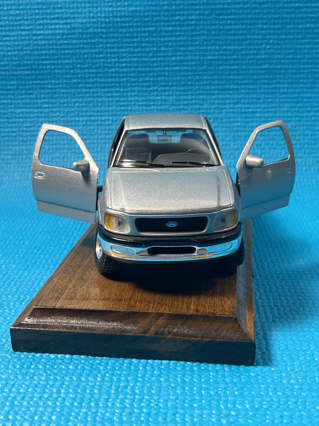 1997 Ford F150 Flareside Maisto Special Edition 1/26 scale - photo 3
