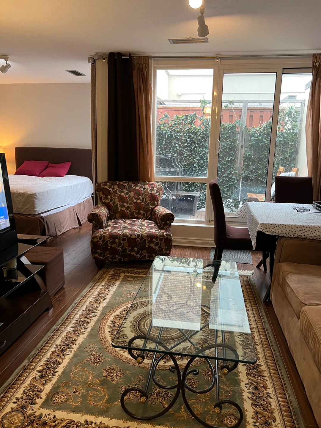 Bachelor - condo furnished all including