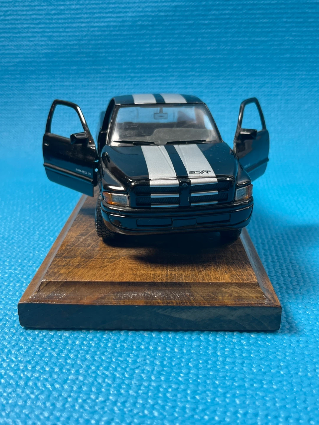 Rare 97 Dodge Ram 1500 SS/T Model 1:26 Maisto Special Edition - photo 3