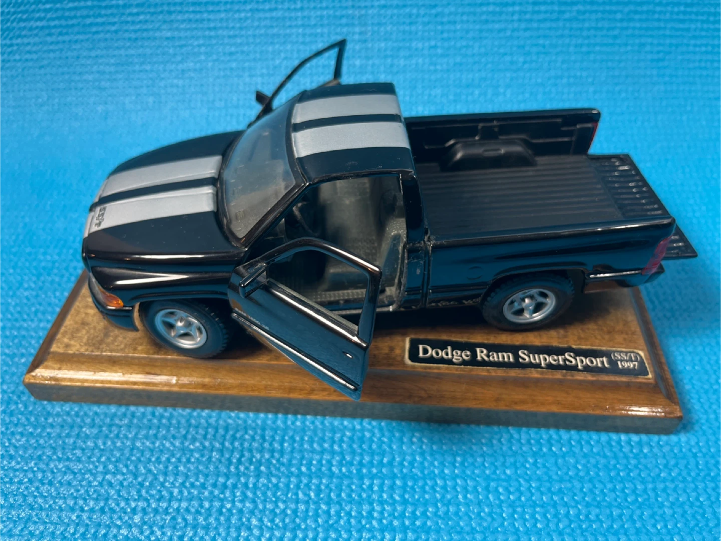Rare 97 Dodge Ram 1500 SS/T Model 1:26 Maisto Special Edition