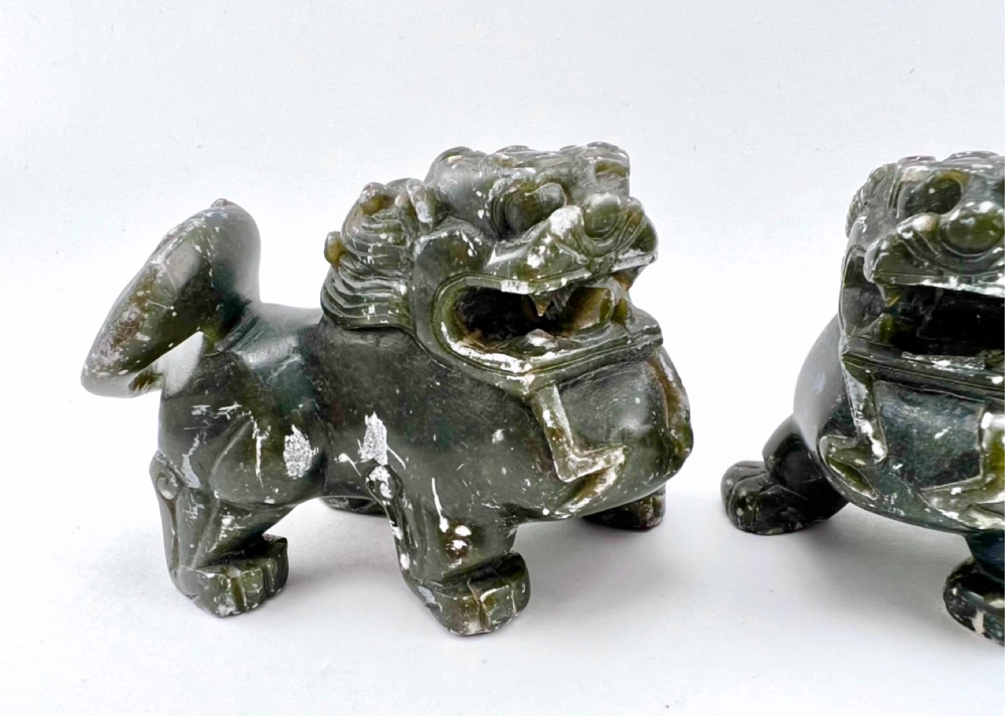Pair of small dark green soapstone carved food dog figurines - photo 3