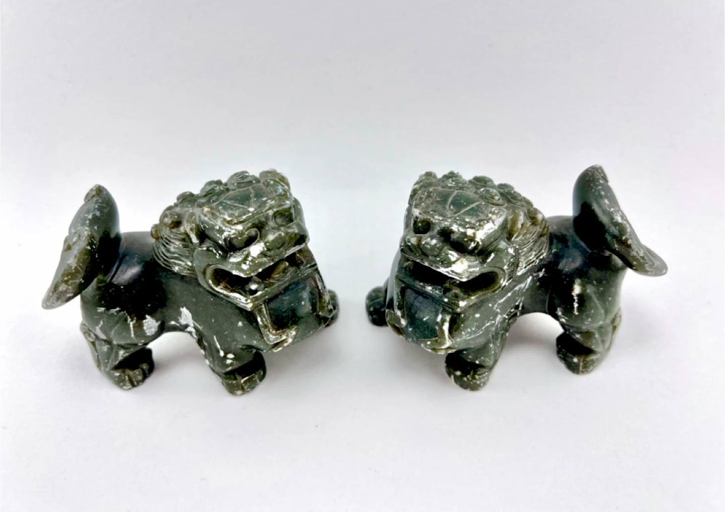 Pair of small dark green soapstone carved food dog figurines - photo 2
