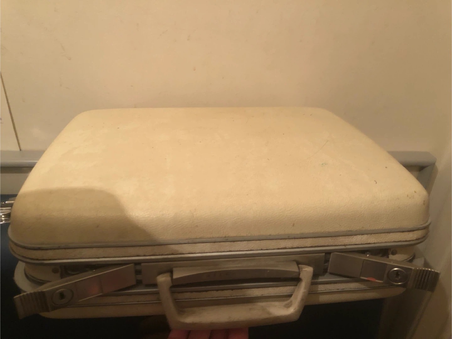 Vintage Cream Suitcase - photo 3