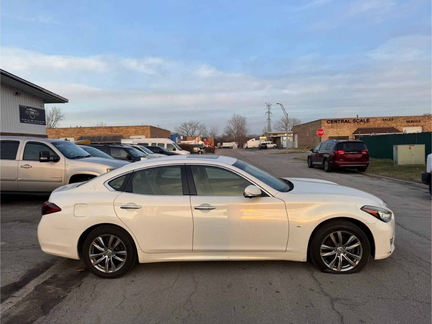 2015 Infiniti Q70 · 3.7 Sedan 4D - photo 2