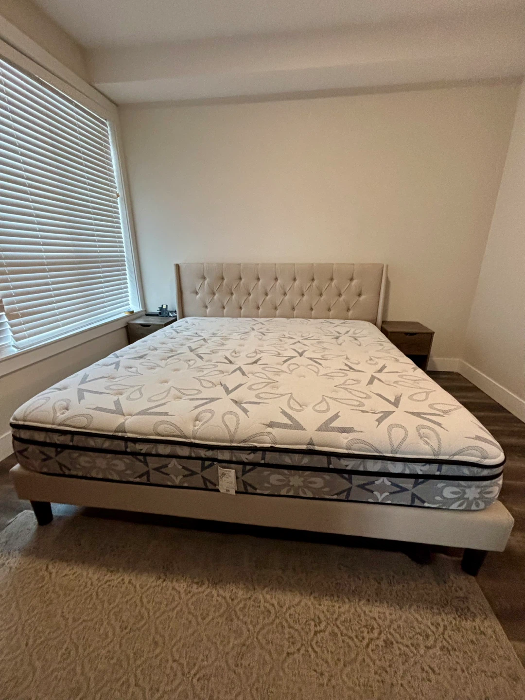 King size bed - photo 3