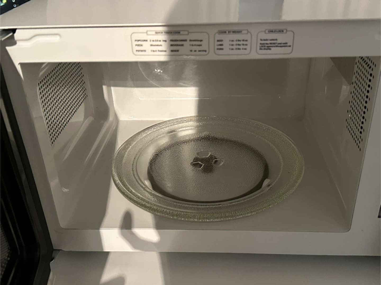 RCA Microwave Oven - photo 2