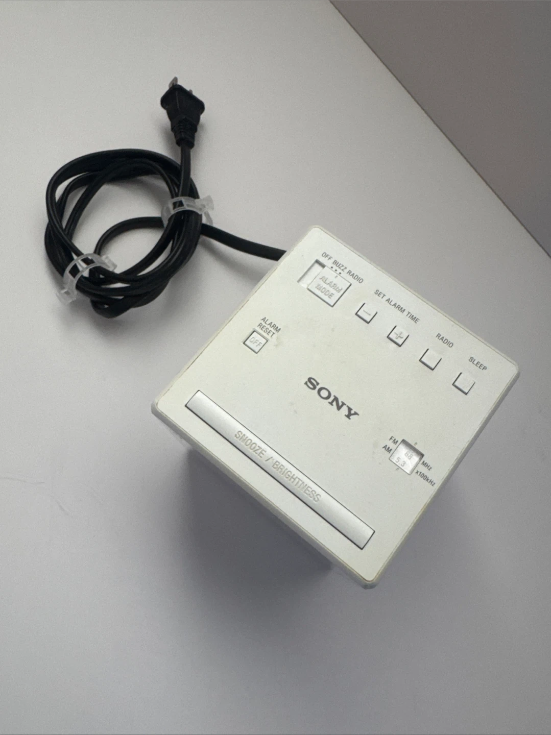 Sony Cube Alarm Clock Radio - photo 3