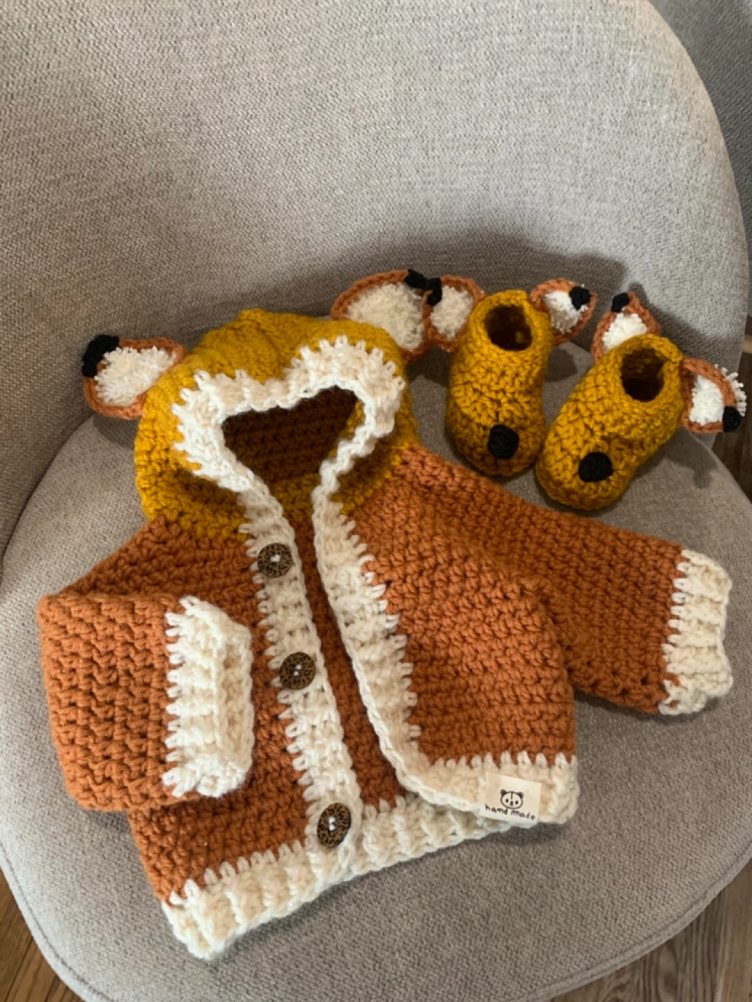 Hand crocheted baby Fox cardigan with hoodie and biities - photo 5