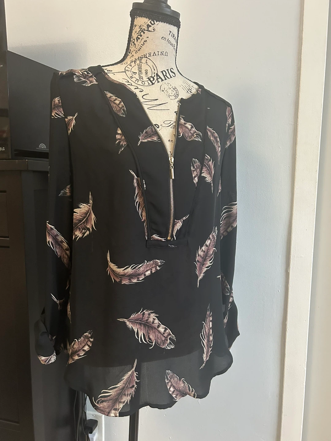 Dynamite Black Feather Print Blouse TP/XS - photo 4