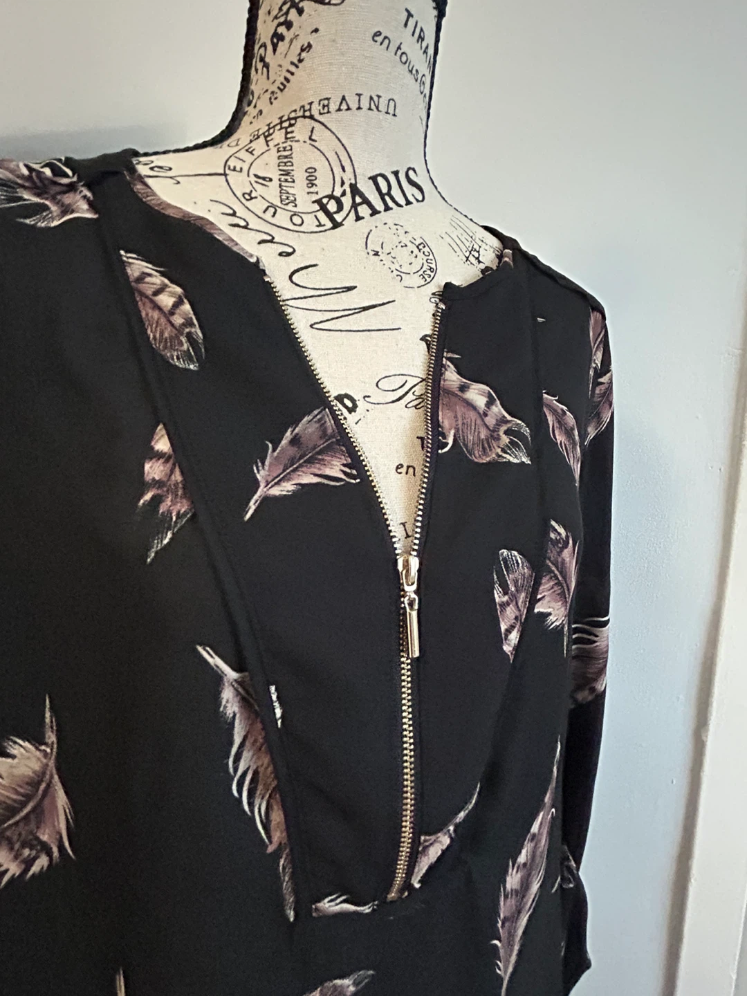 Dynamite Black Feather Print Blouse TP/XS - photo 2