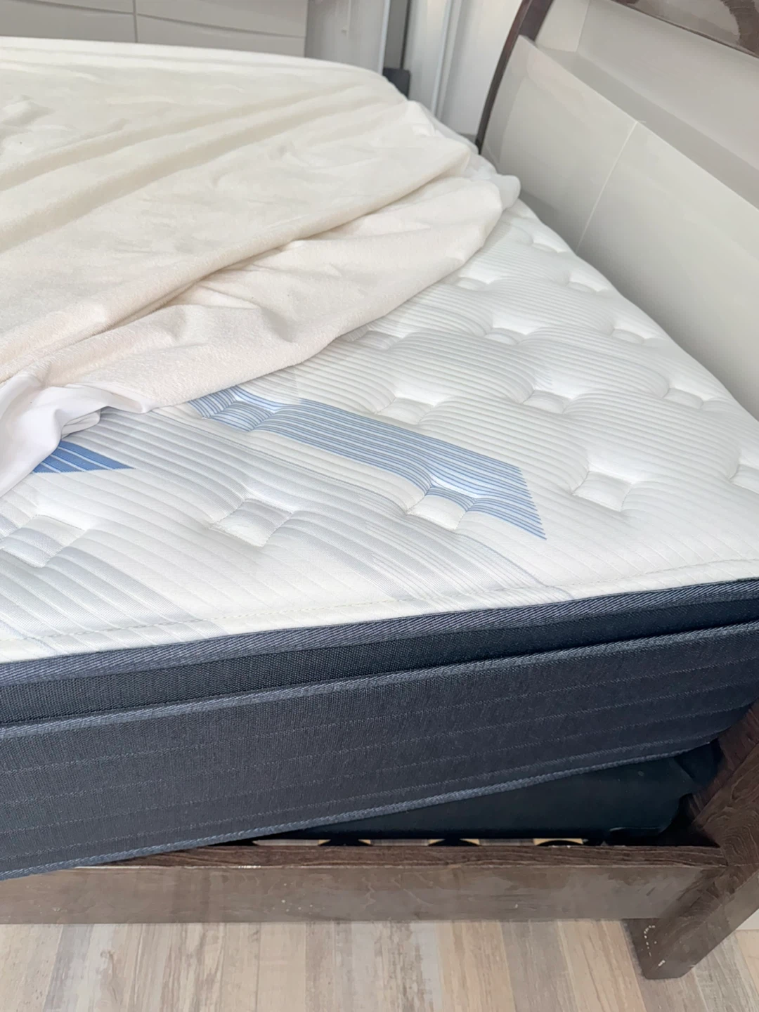 Serta iComfort Pro HD King Extra Firm Mattress (In Warranty) - photo 3