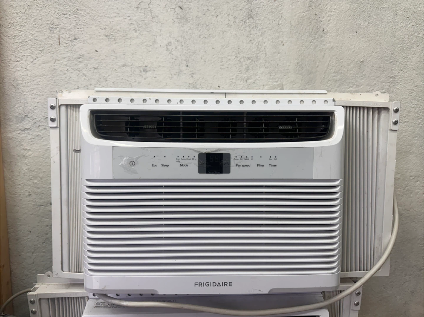 URGENT SALE – Frigidaire Window AC (Excellent Condition) - photo 2