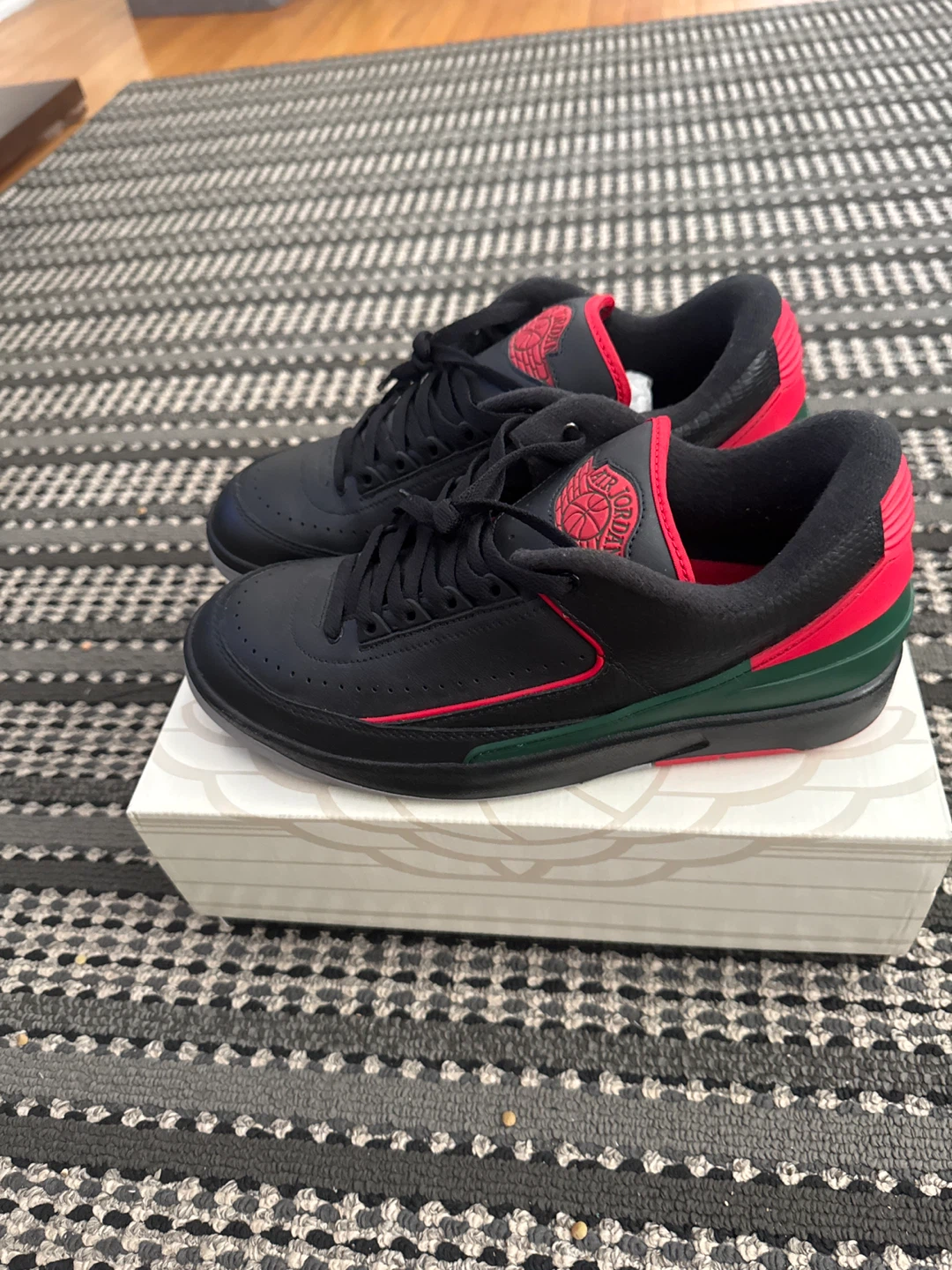 Air Jordan 2 Retro Low Men's Shoes Size 10 Black Red Green - photo 2