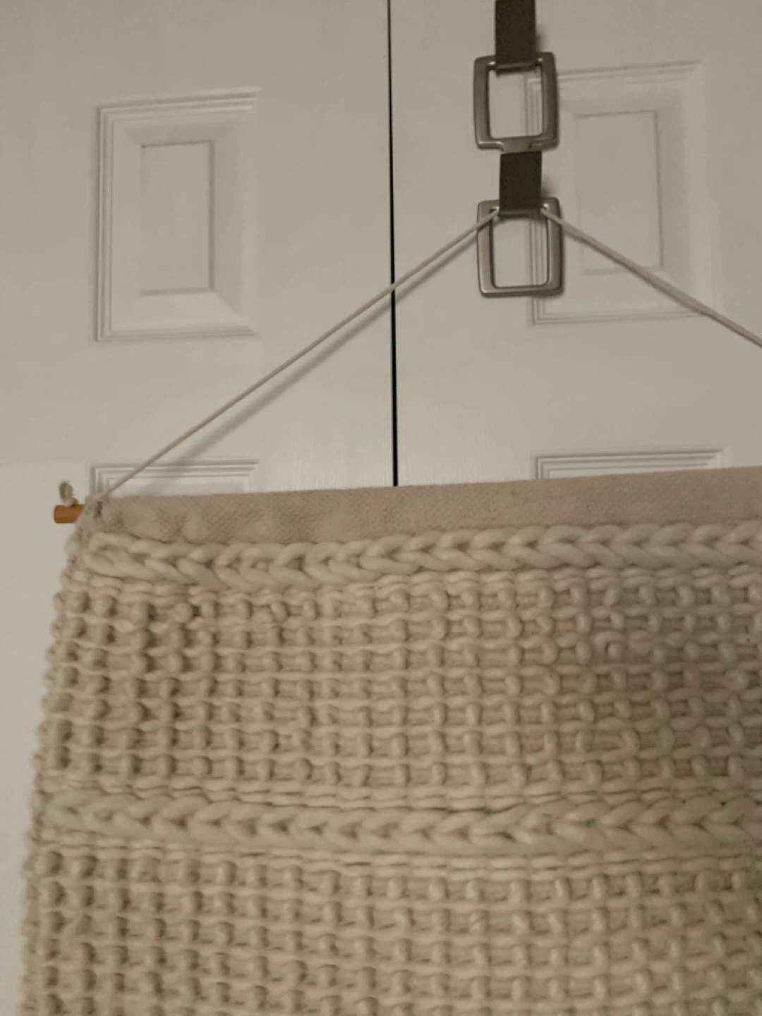 Cream macramé wall hanging with fringe - photo 2