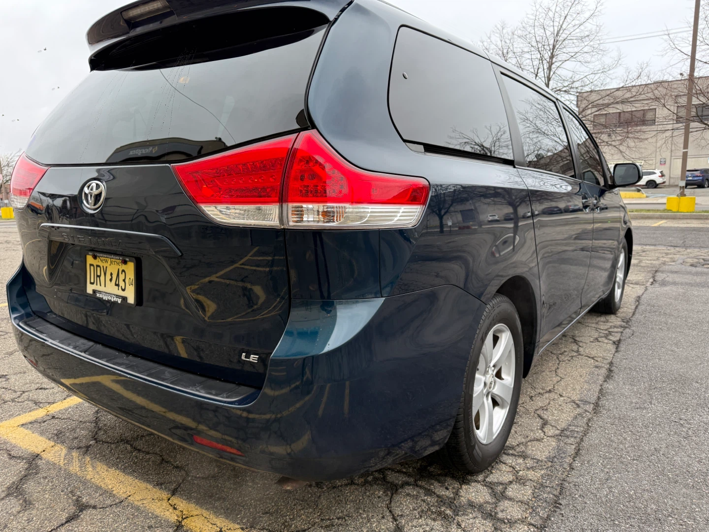 2011 Toyota Sienna LE Minivan - photo 3