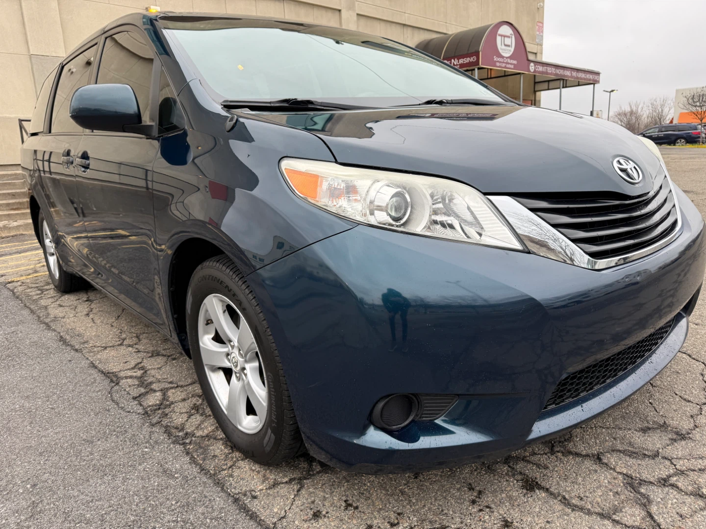 2011 Toyota Sienna LE Minivan - photo 2