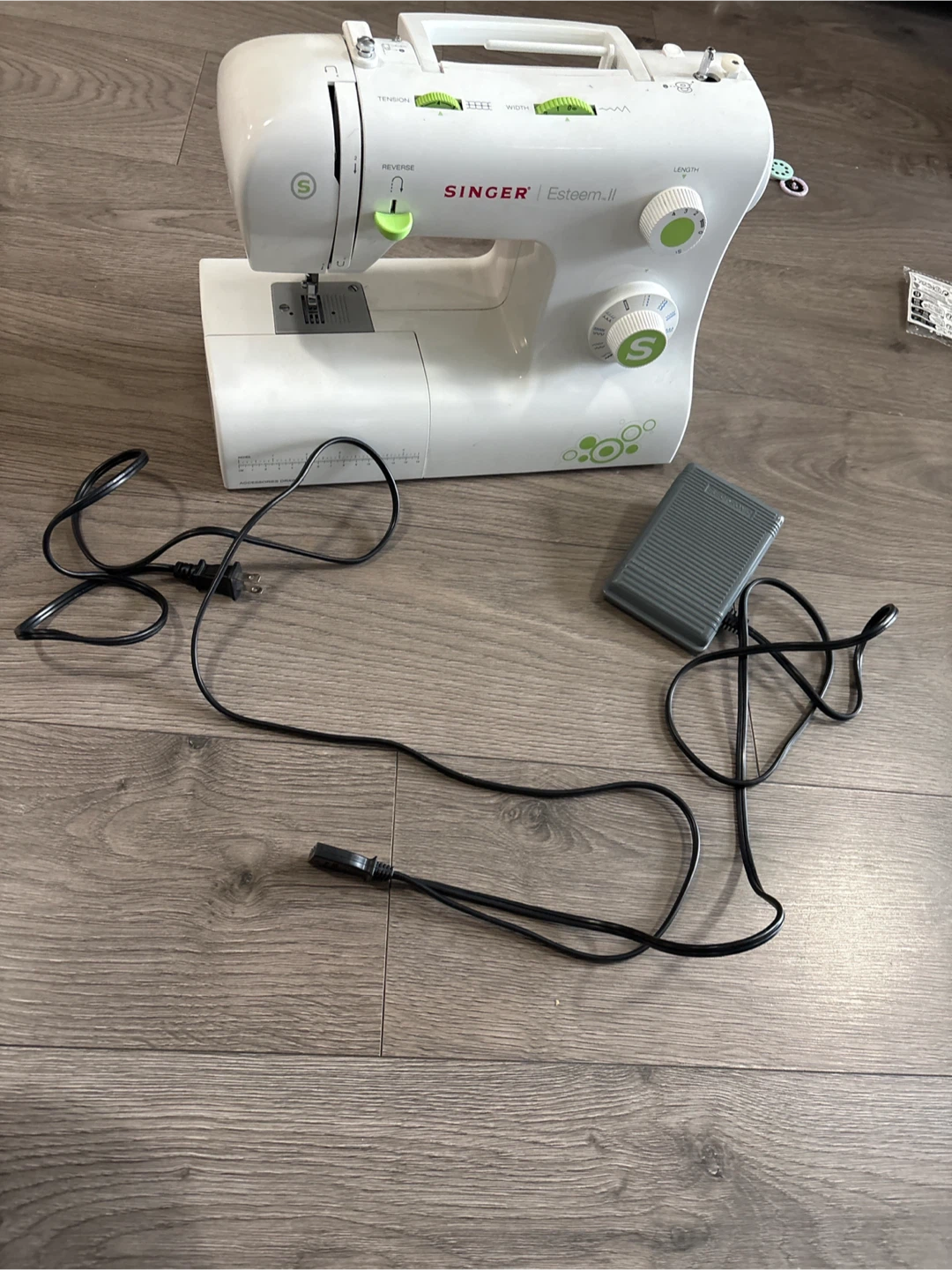 Singer Esteem II machine w/ foot pedal (unknown condition)
