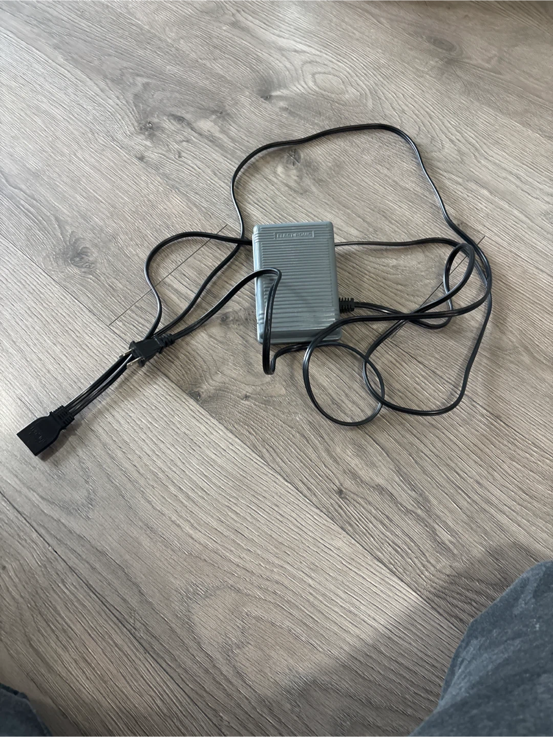 Singer Esteem II machine w/ foot pedal (unknown condition) - photo 2