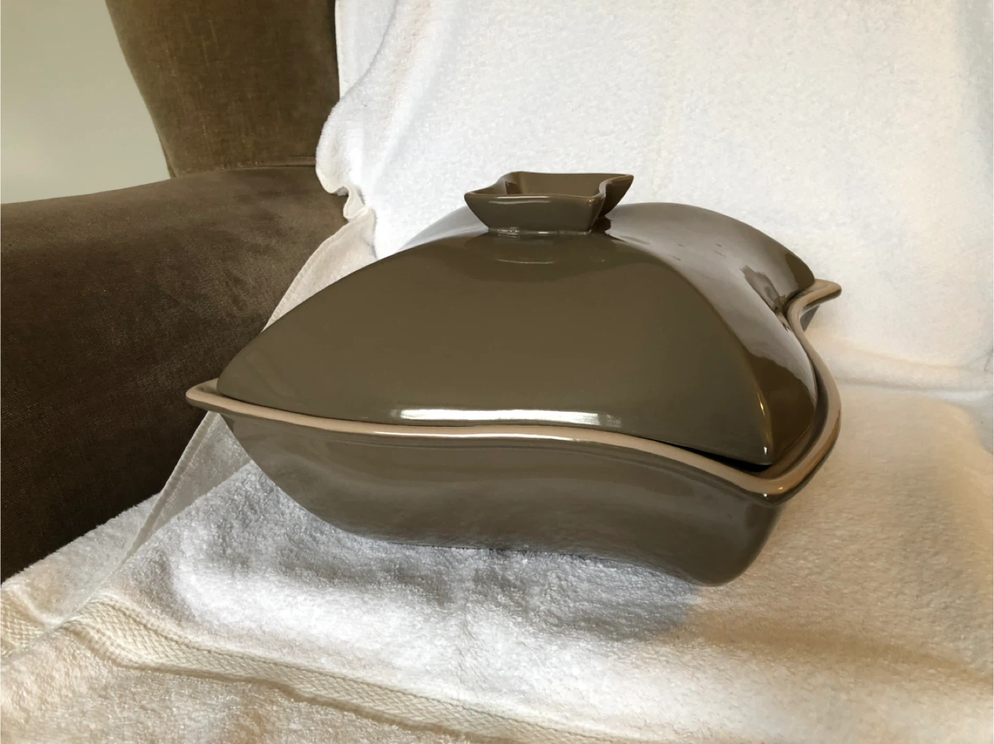Large Serving / Casserole Dish with Lid, never used