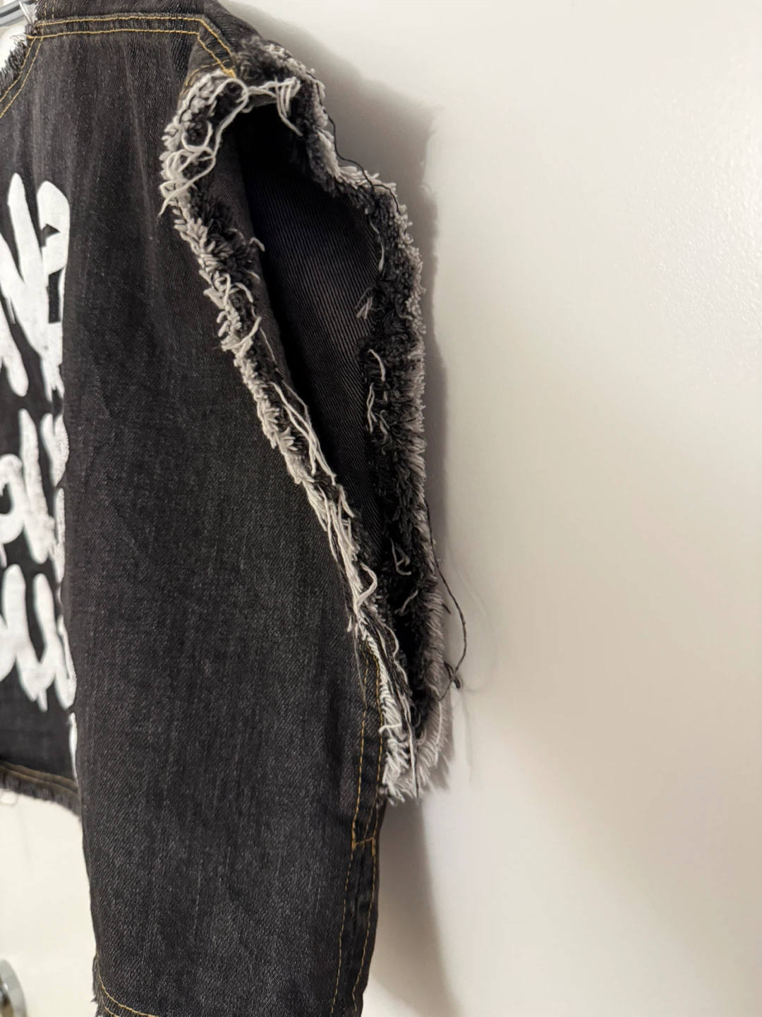 Distressed denim crop top with raw edges and graphic details. - photo 3