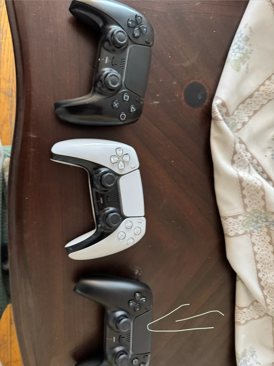3 DualSense controllers