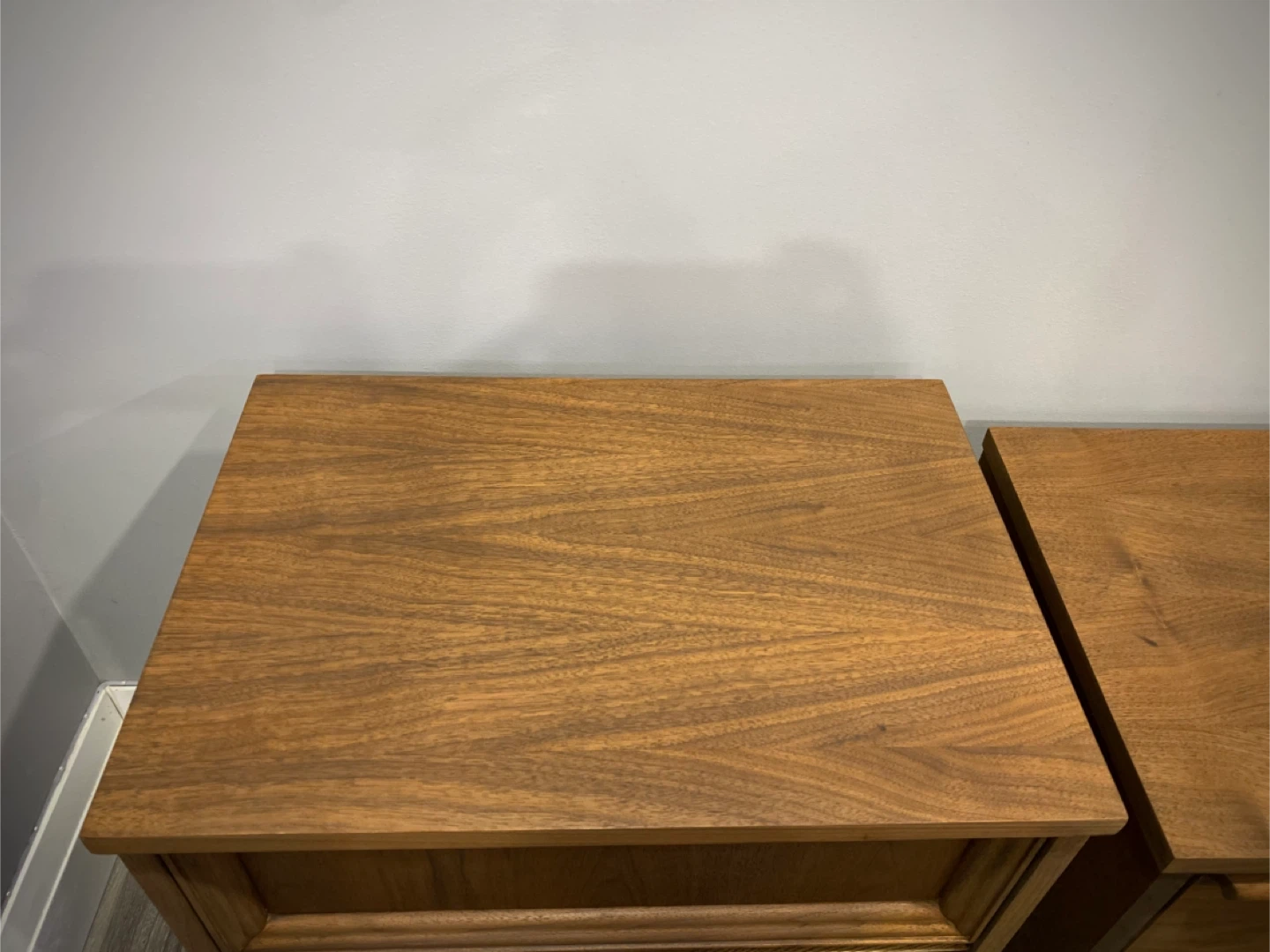✨ Mid-Century Modern Walnut Nightstands – Matching Set✨ - photo 4